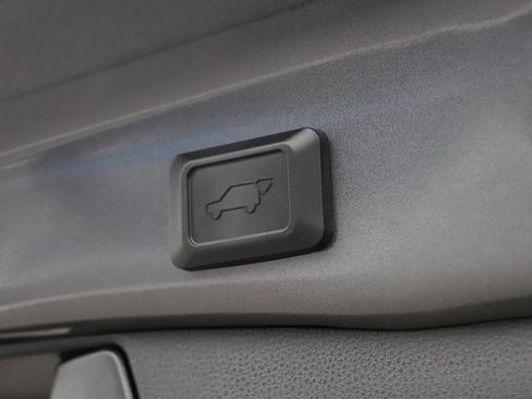 Used 2023 Toyota RAV4 SE image 8