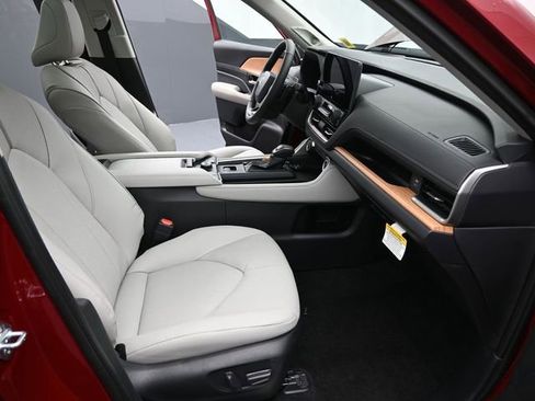 Certified 2025 Toyota Grand Highlander AWD image 37