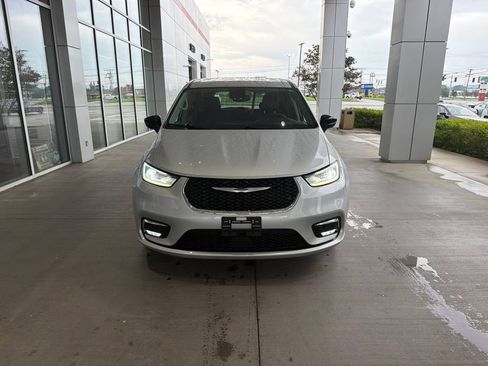 Used 2024 Chrysler Pacifica Touring-L FWD image 8