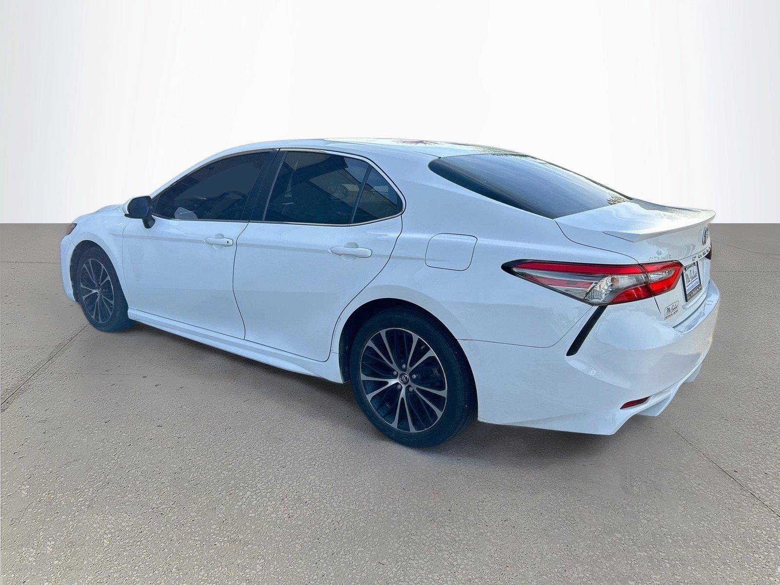 Used 2018 Toyota Camry SE w/ Moonroof Package FWD image 6