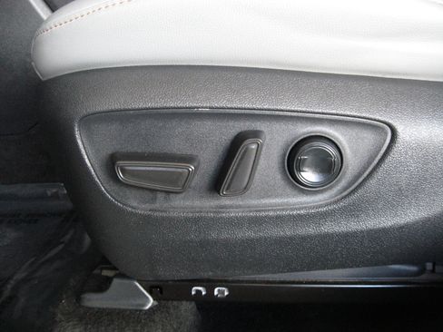 Used 2023 Toyota Highlander Bronze Edition image 14