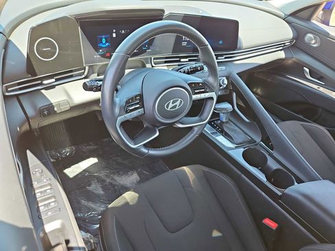 Certified 2025 Hyundai Elantra SEL FWD image 10