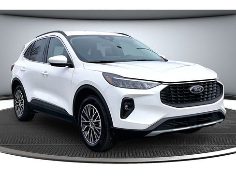 Used 2025 Ford Escape SE image 2