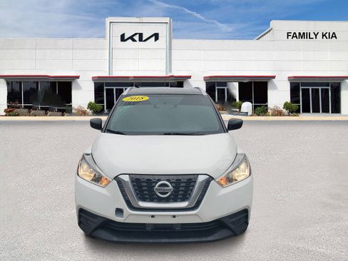 Used 2018 Nissan Kicks SV image 2