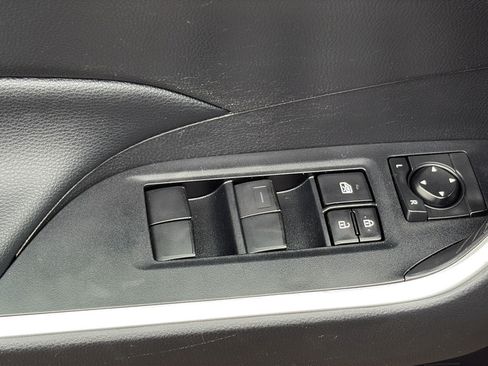 Used 2021 Toyota RAV4 LE AWD/4WD image 11