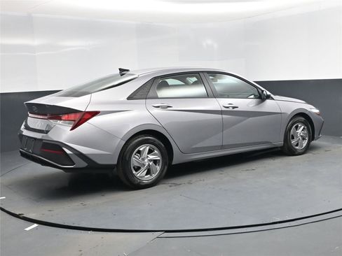 New 2026 Hyundai Elantra SE image 4