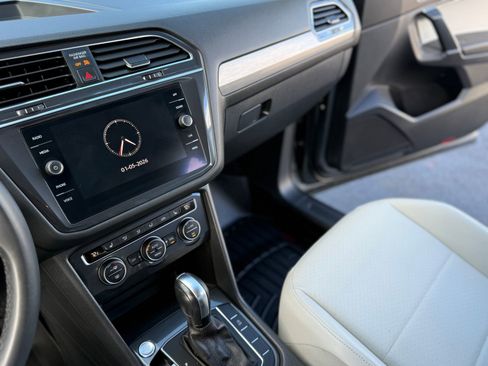 Used 2020 Volkswagen Tiguan SE image 24