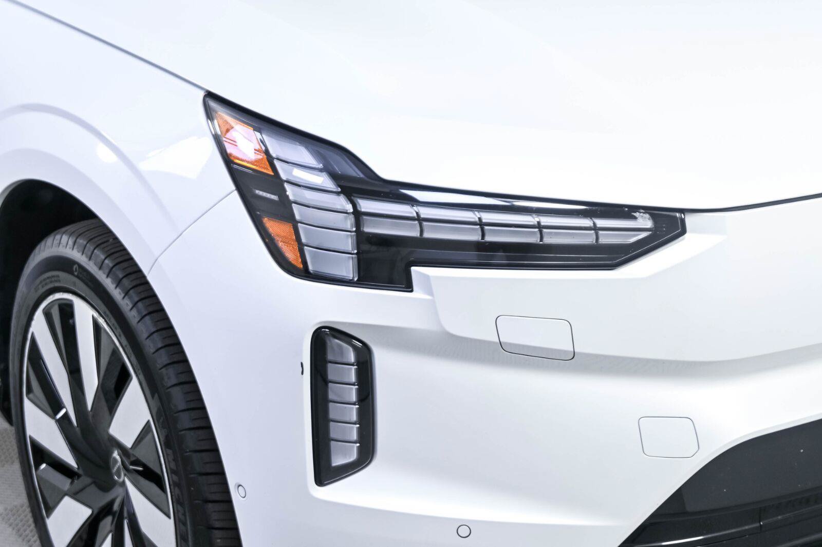 Certified 2025 Volvo EX90 Plus AWD/4WD image 36