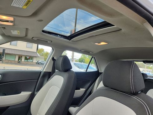 Used 2022 Hyundai Venue SEL image 27