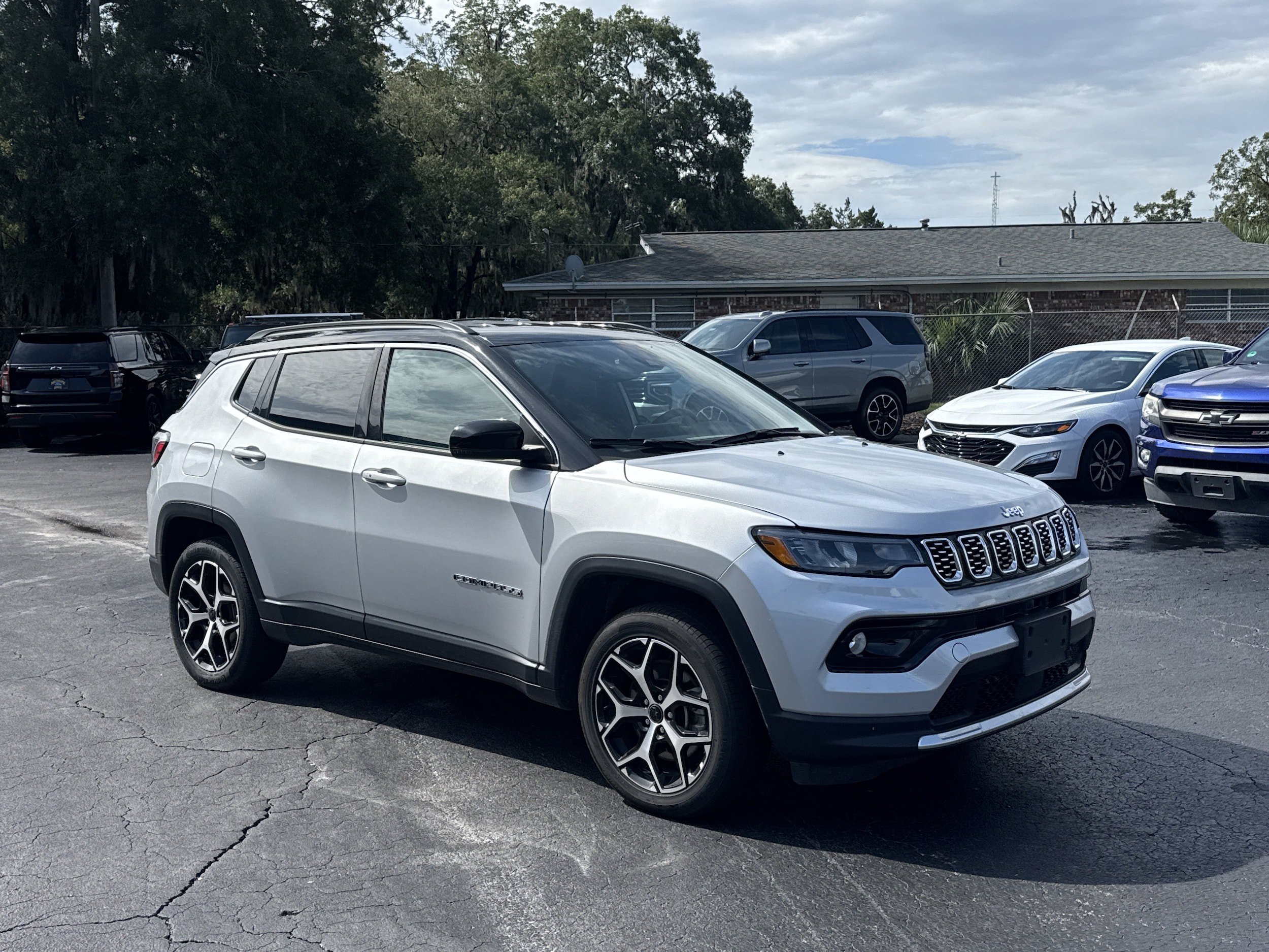 Used 2025 Jeep Compass Limited AWD/4WD image 2
