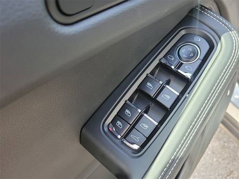 Used 2025 Porsche Macan image 25