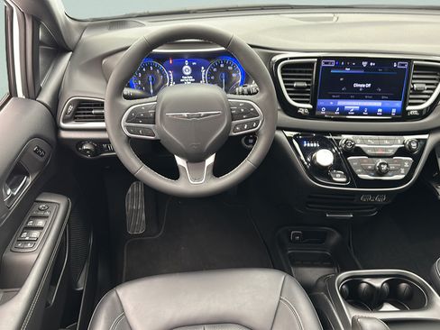 Used 2025 Chrysler Pacifica Select FWD image 10