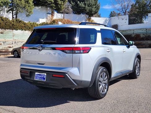 Used 2025 Nissan Pathfinder SV image 3