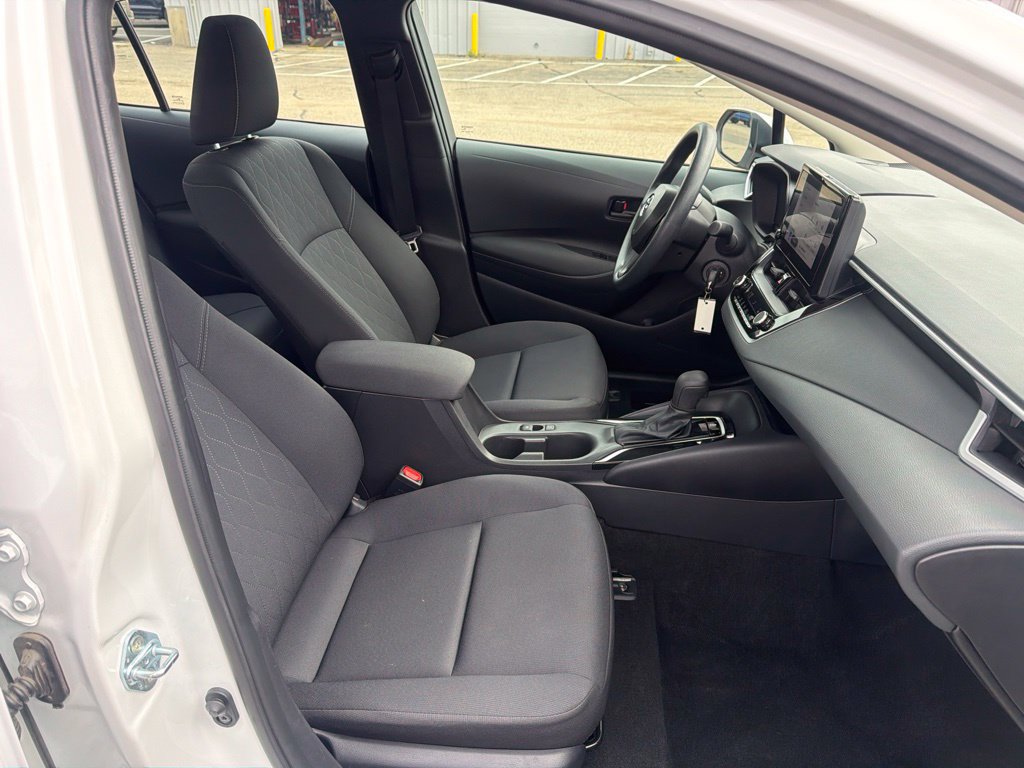 Used 2025 Toyota Corolla LE FWD image 37