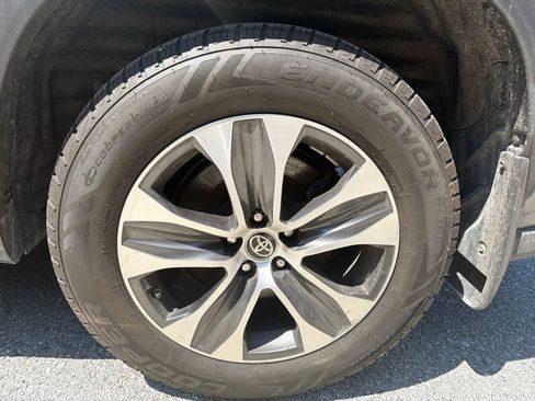 Used 2021 Toyota Highlander XLE AWD/4WD image 11