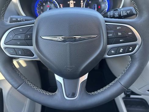 Used 2024 Chrysler Pacifica Touring-L image 21