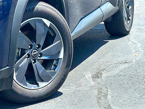 Used 2025 Nissan Rogue SV FWD image 3