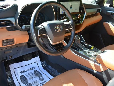 Used 2023 Toyota Highlander Platinum AWD/4WD image 12