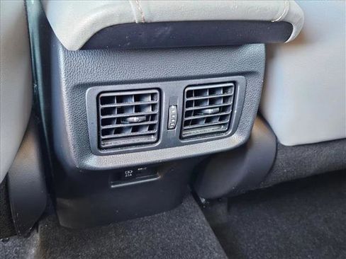 Used 2021 Toyota Venza Limited image 17