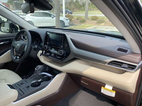 Used 2021 Toyota Highlander XLE AWD/4WD image 44