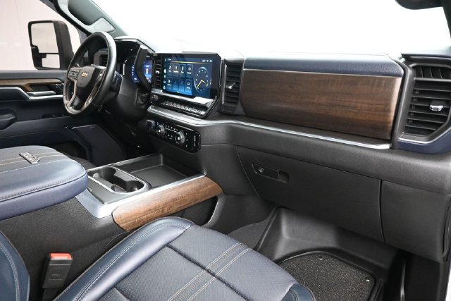 Used 2024 Chevrolet Silverado 3500 High Country w/ High Country Premium Package AWD/4WD image 10