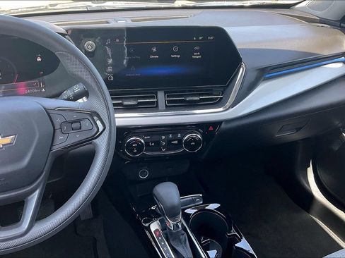 Used 2025 Chevrolet Trax LT FWD image 9