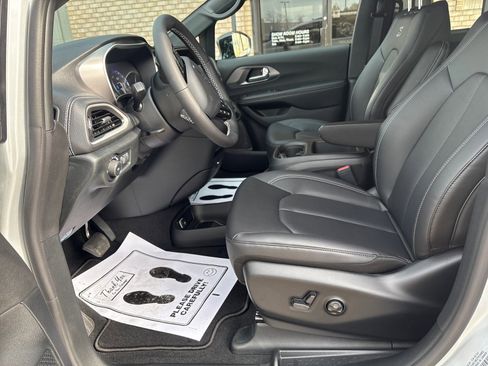 New 2026 Chrysler Pacifica Select w/ S Appearance Package image 3