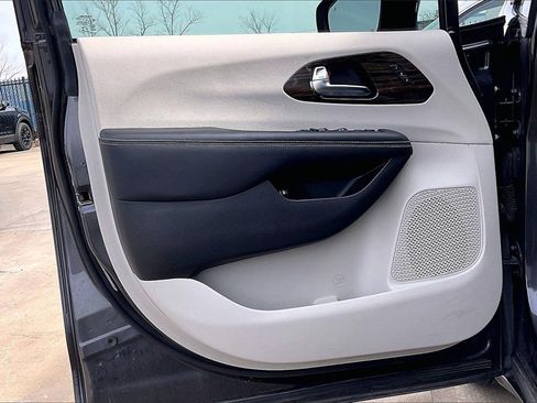 Used 2023 Chrysler Pacifica Limited image 23