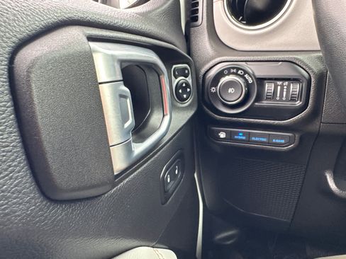 Used 2021 Jeep Wrangler Unlimited Sahara image 20