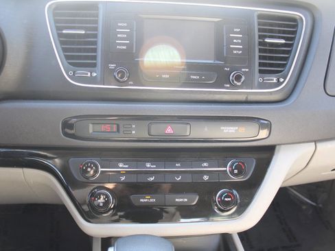 Used 2018 Kia Sedona L image 12