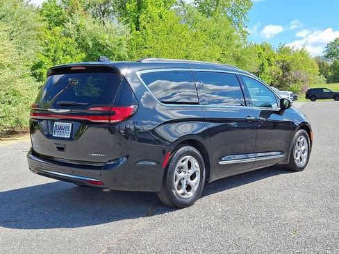 Used 2023 Chrysler Pacifica Limited FWD image 6