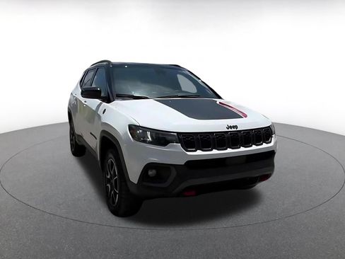 Used 2025 Jeep Compass Trailhawk AWD/4WD image 3