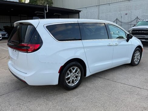 Used 2025 Chrysler Pacifica Select FWD image 4