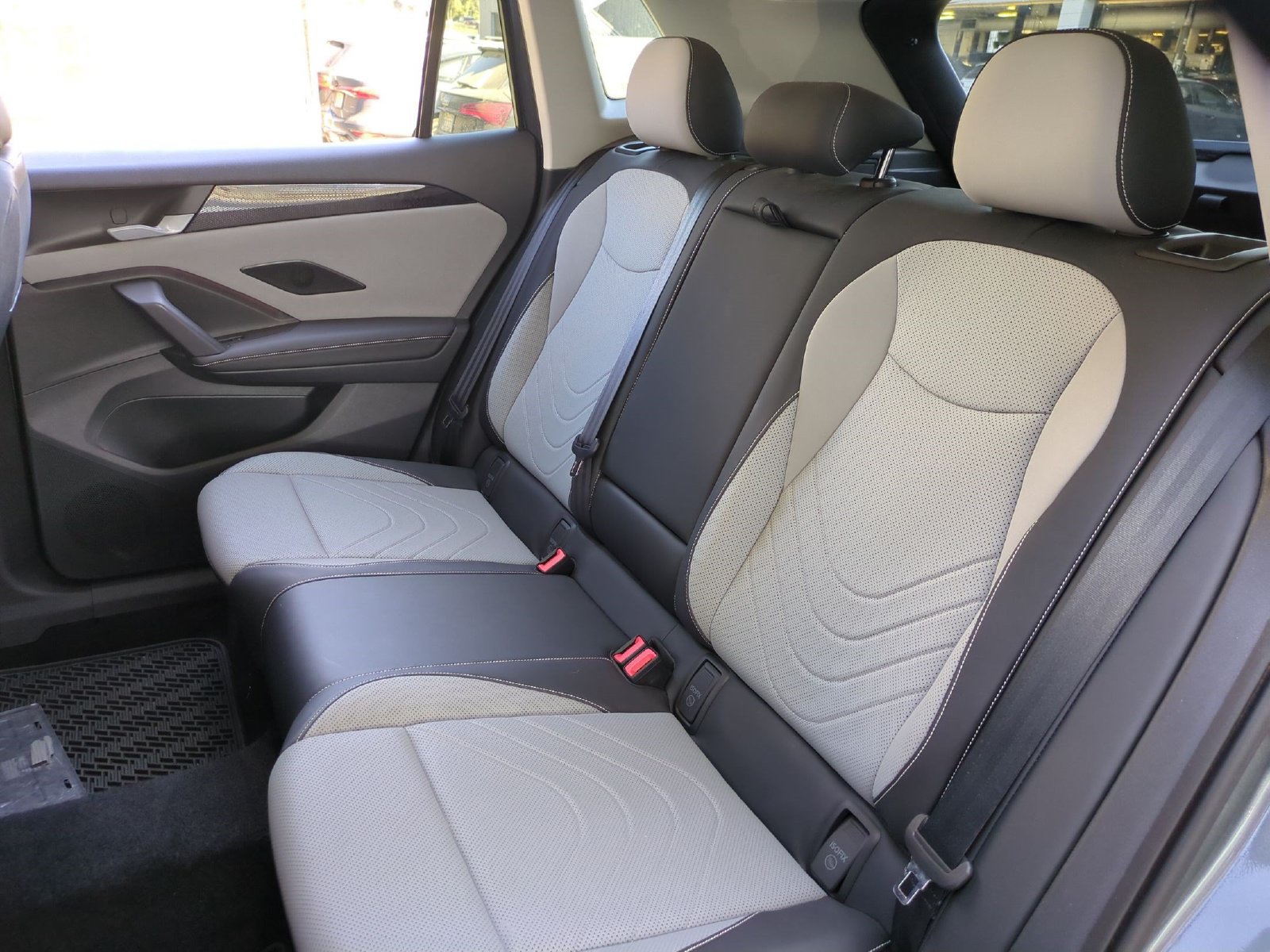 Used 2025 Volkswagen Tiguan SE w/ Panoramic Sunroof Package AWD/4WD image 29