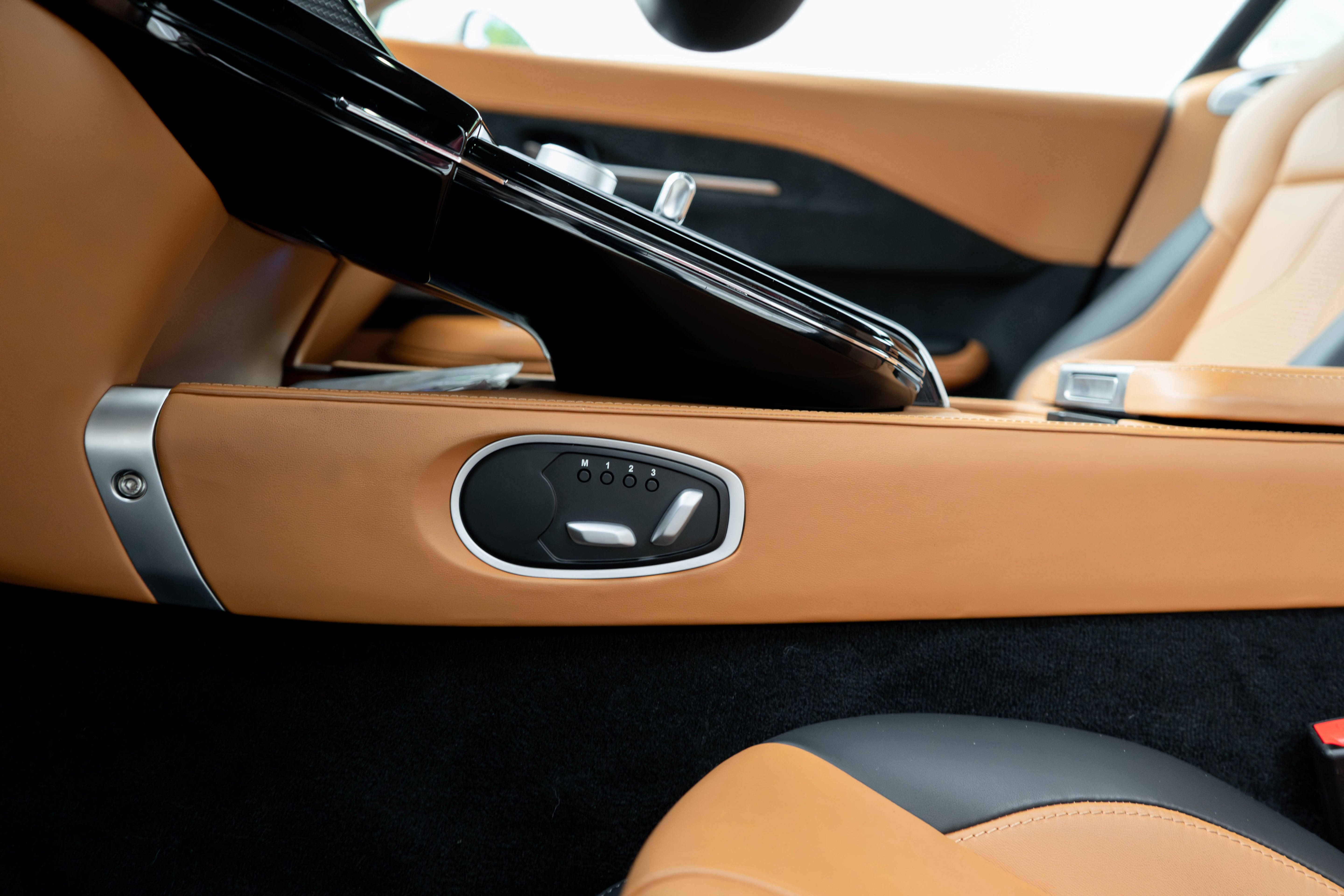 Used 2025 Aston Martin V8 Vantage Coupe RWD image 17