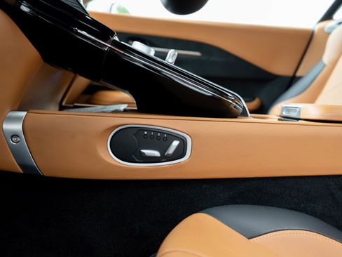 Used 2025 Aston Martin V8 Vantage Coupe image 17