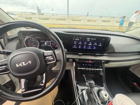 Used 2023 Kia Carnival EX FWD image 6