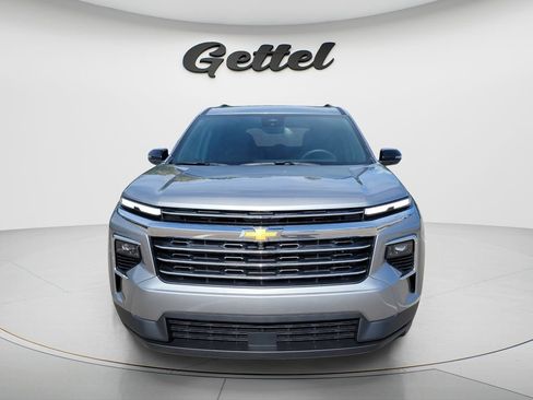 Used 2026 Chevrolet Traverse LT FWD image 2