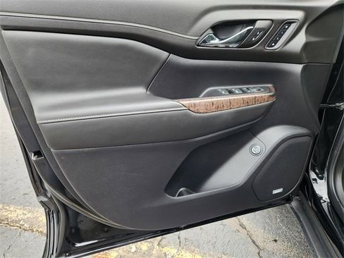 Used 2023 GMC Acadia Denali w/ Black Diamond Edition image 18