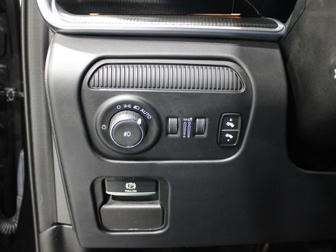 Used 2023 Jeep Grand Wagoneer Series III AWD/4WD image 9