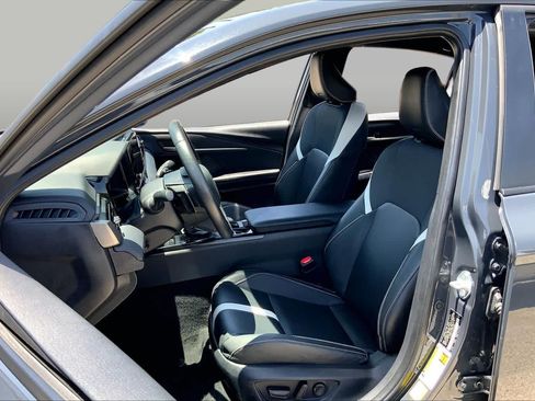Used 2025 Toyota Camry SE FWD image 8