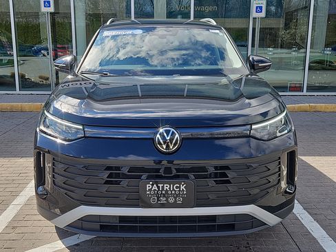 Used 2025 Volkswagen Tiguan SE AWD/4WD image 23