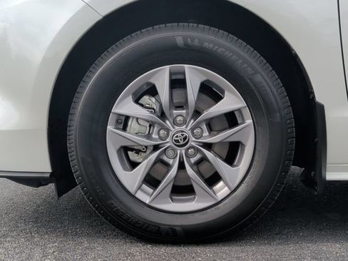 Used 2025 Toyota Sienna XLE w/ XLE Plus Package FWD image 10