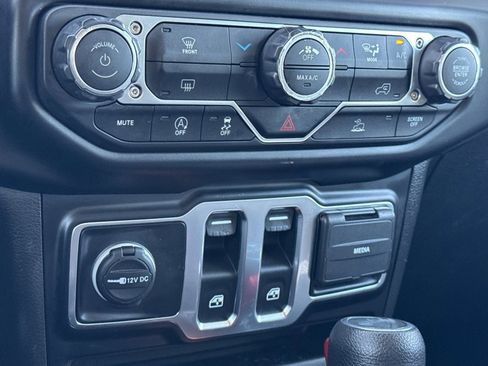 Used 2022 Jeep Wrangler Willys image 16