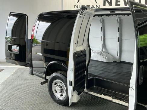 Used 2023 Chevrolet Express 3500 w/ Driver Convenience Package RWD image 33