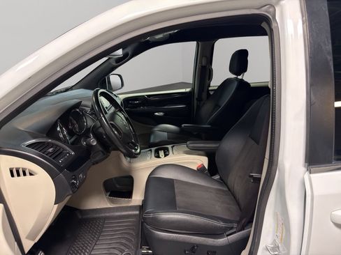 Used 2020 Dodge Grand Caravan SXT FWD image 9