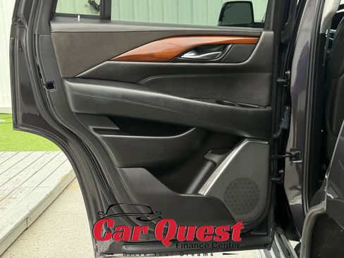 Used 2017 Cadillac Escalade Luxury AWD/4WD image 12