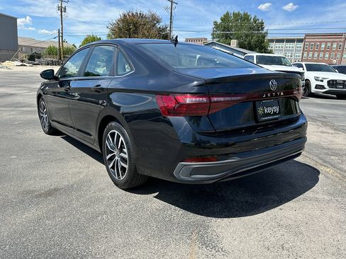 Used 2025 Volkswagen Jetta SE FWD image 8