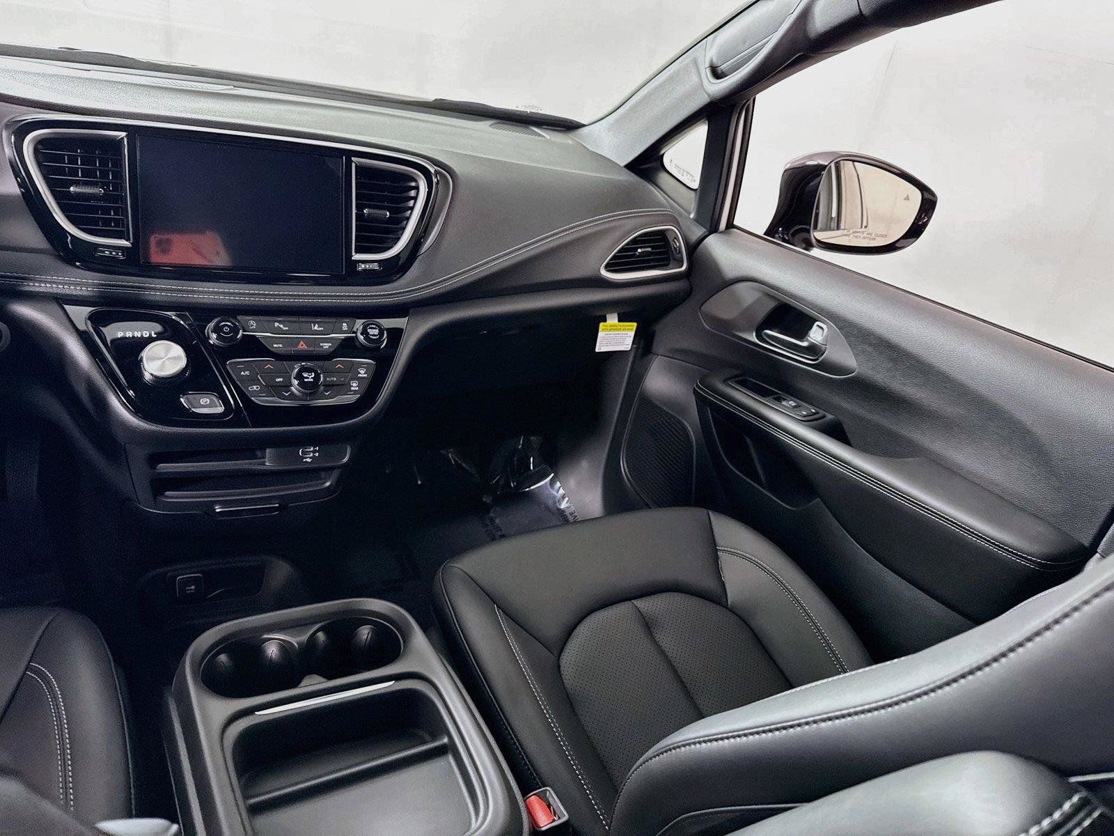 New 2027 Chrysler Pacifica Select AWD/4WD image 15