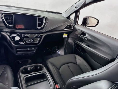 New 2027 Chrysler Pacifica Select AWD/4WD image 15
